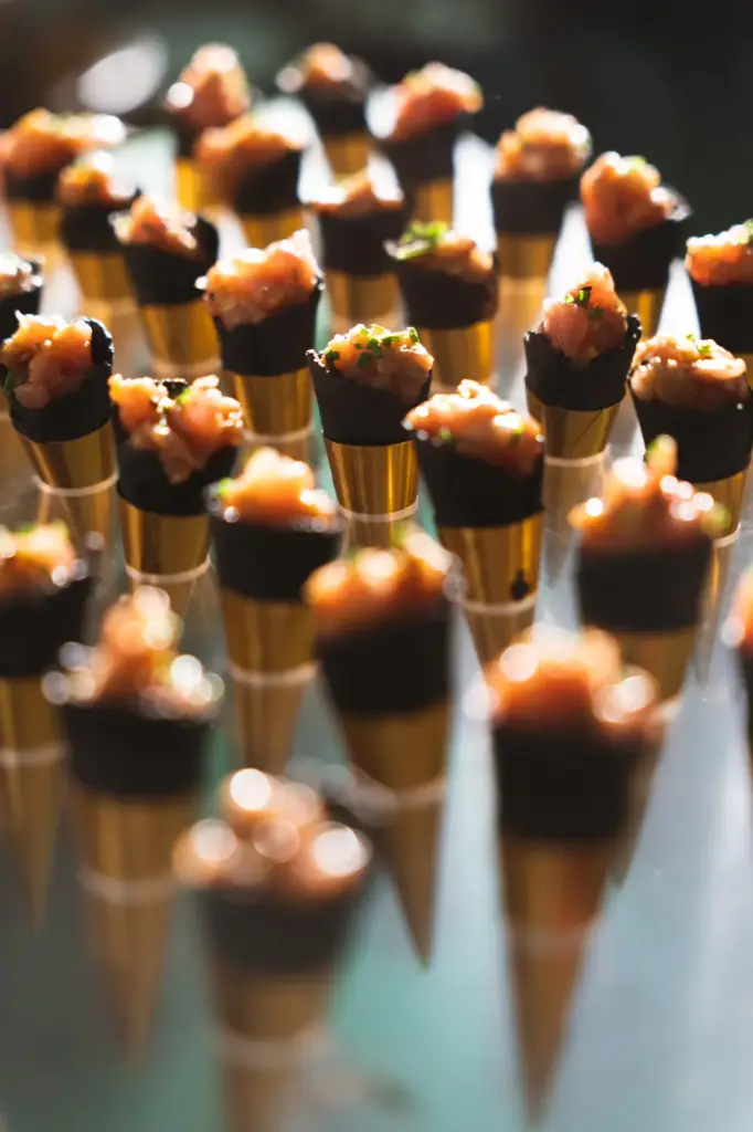 Atún picante sobre cucurucho de sésamo negro (r) XS