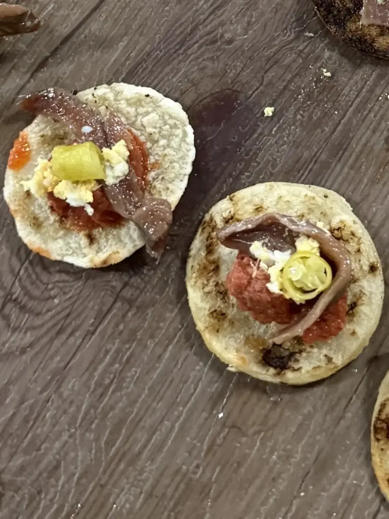 Coca dacsa con anchoa, piparra y huevo (r) XS