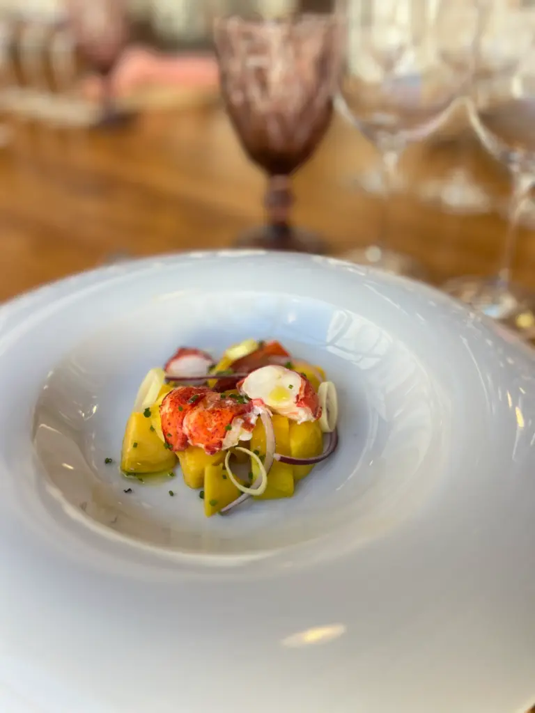 Ensalada de bogavante con aguacate, mango y vinagreta de frambruesa