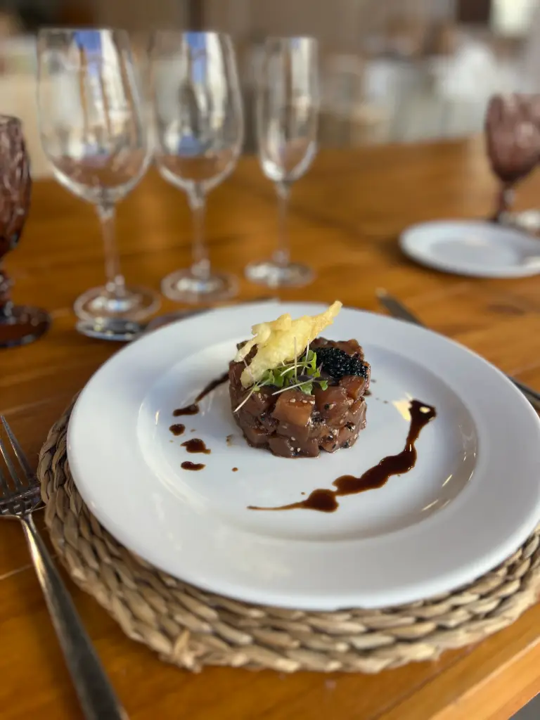 Tartar de atun rojo con tempura frita y tobiko negro (r)