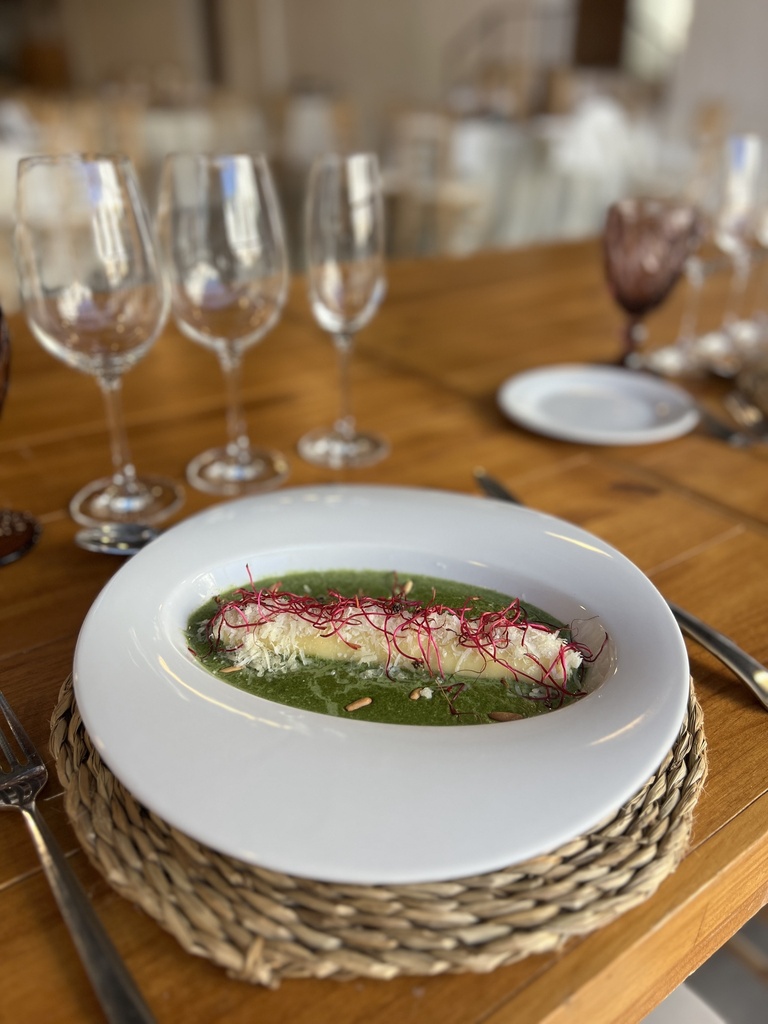 Canelón de brandada de bacalao con emulsión de espinacas, parmesano y pesto de piñones (r)