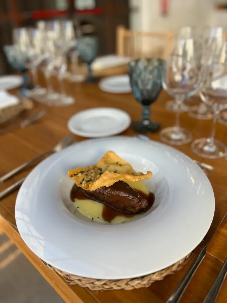 Melosa carrillera de vaca vieja con emulsión de patata a la trufa negra  y crujiente de maíz (r)