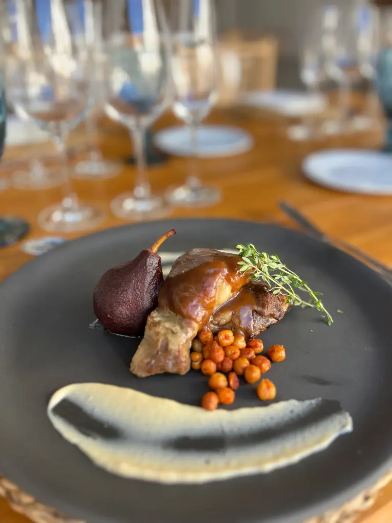 Pluma a 80º con allioli de garbanzos y peras al bobal