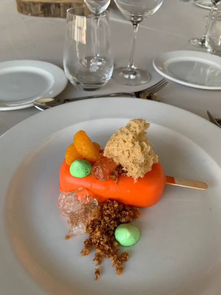 Magnum con cremoso de mandarina, gelee de flor de azahar y esponja de almendra marcona
