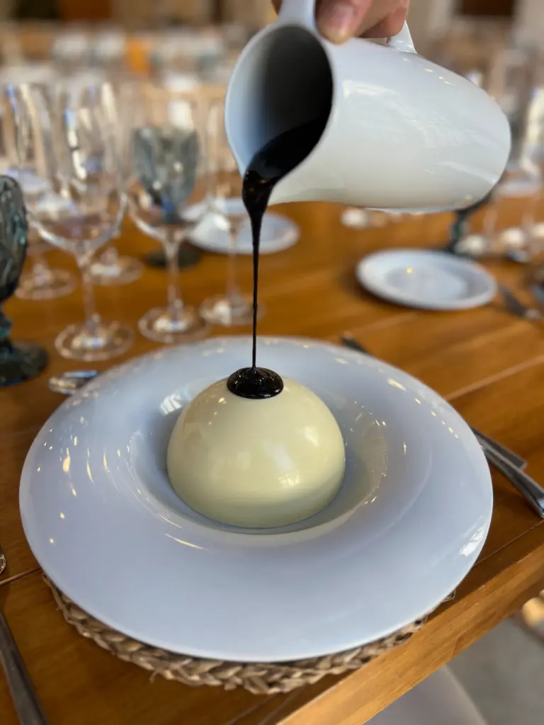 La fondue jugoso brownie con helado de vainilla bourbon  y nueces caramelizadas (r)