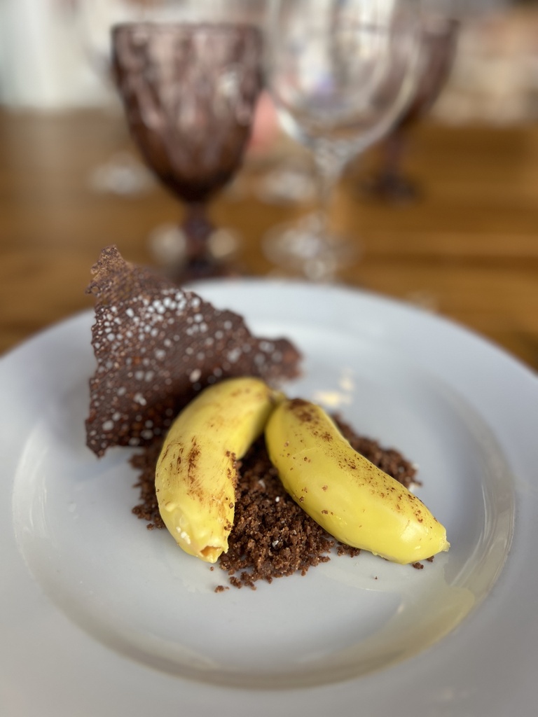 "Reinventando Banana Split" Cremoso de platano canario con caramelo fundente, crujiente de chocolate negro y Peta-Zetas