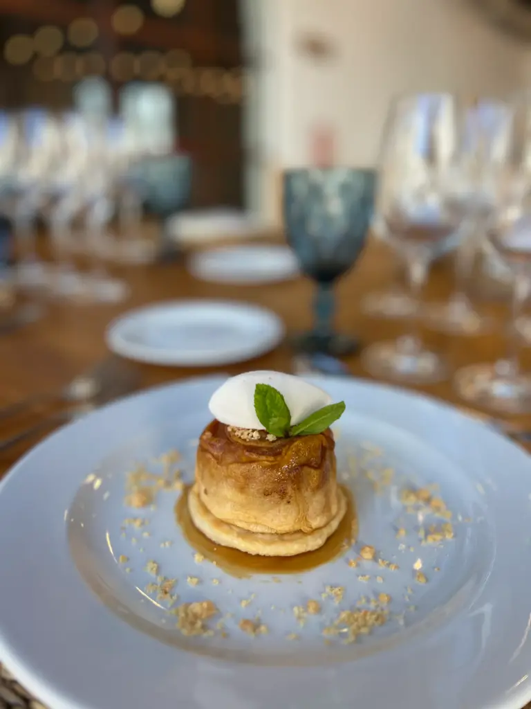 Tatin de manzana caramelizada con helado de leche merengada (r)