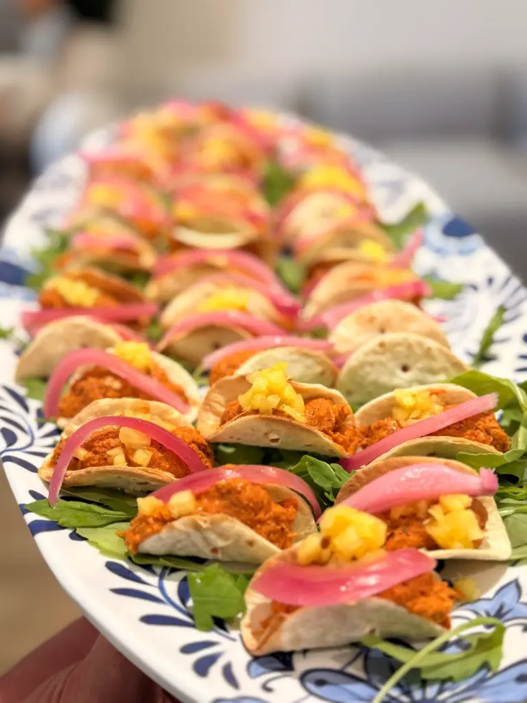 Taco de pollo pibil con cebolla encurtida y piña caramelizada XS