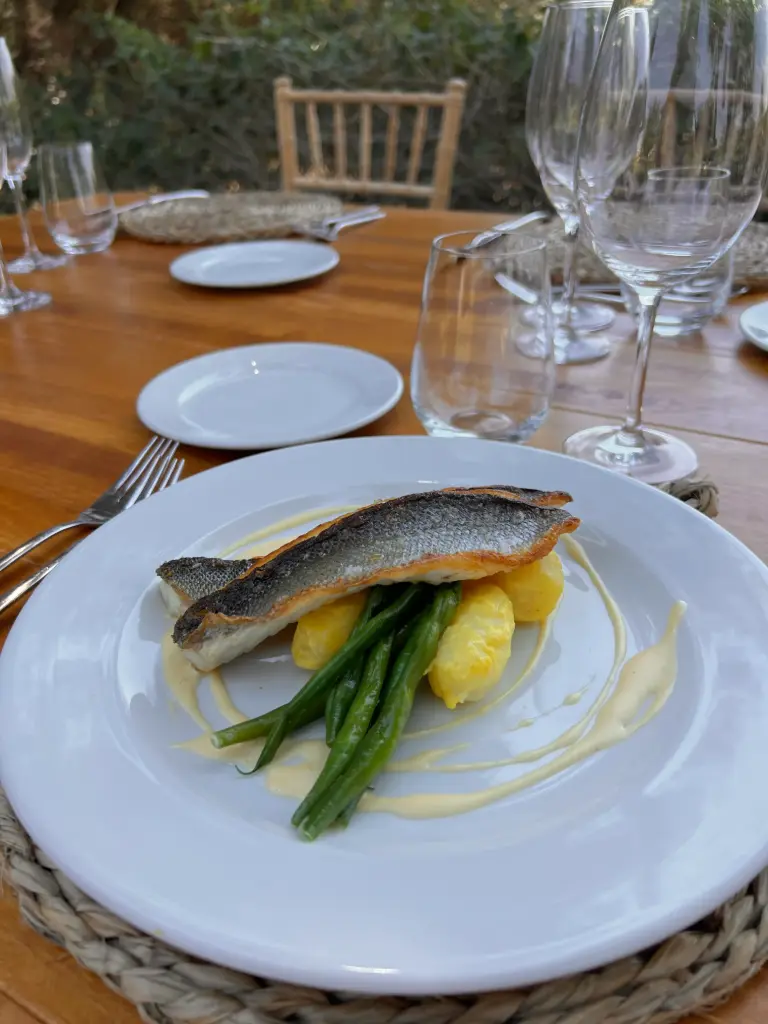 Lubina con bobys y patatas salteadas al azafrán (r)