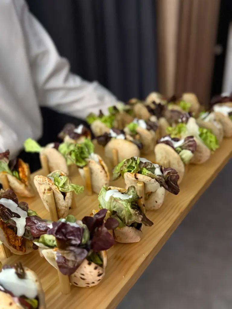 Kebab de cordero confitado con pepino y salsa agria (r) XS