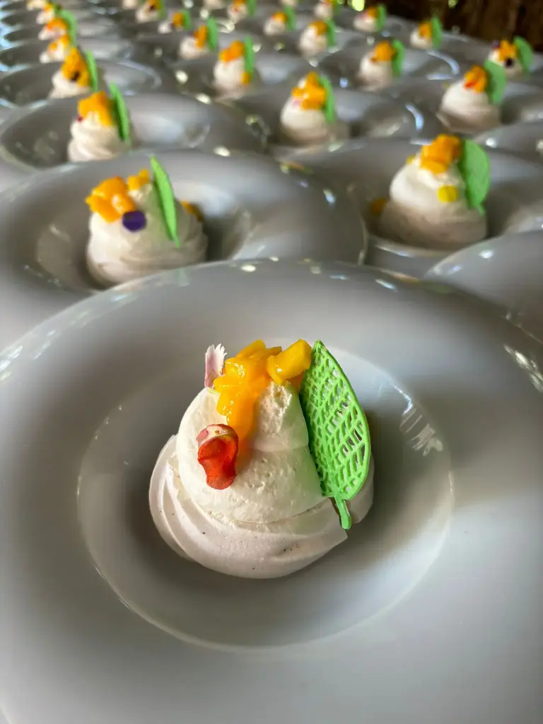 Pavlova de mango y maracuyá, mousse de mascarpone y coco, con fruta de la pasión (r)