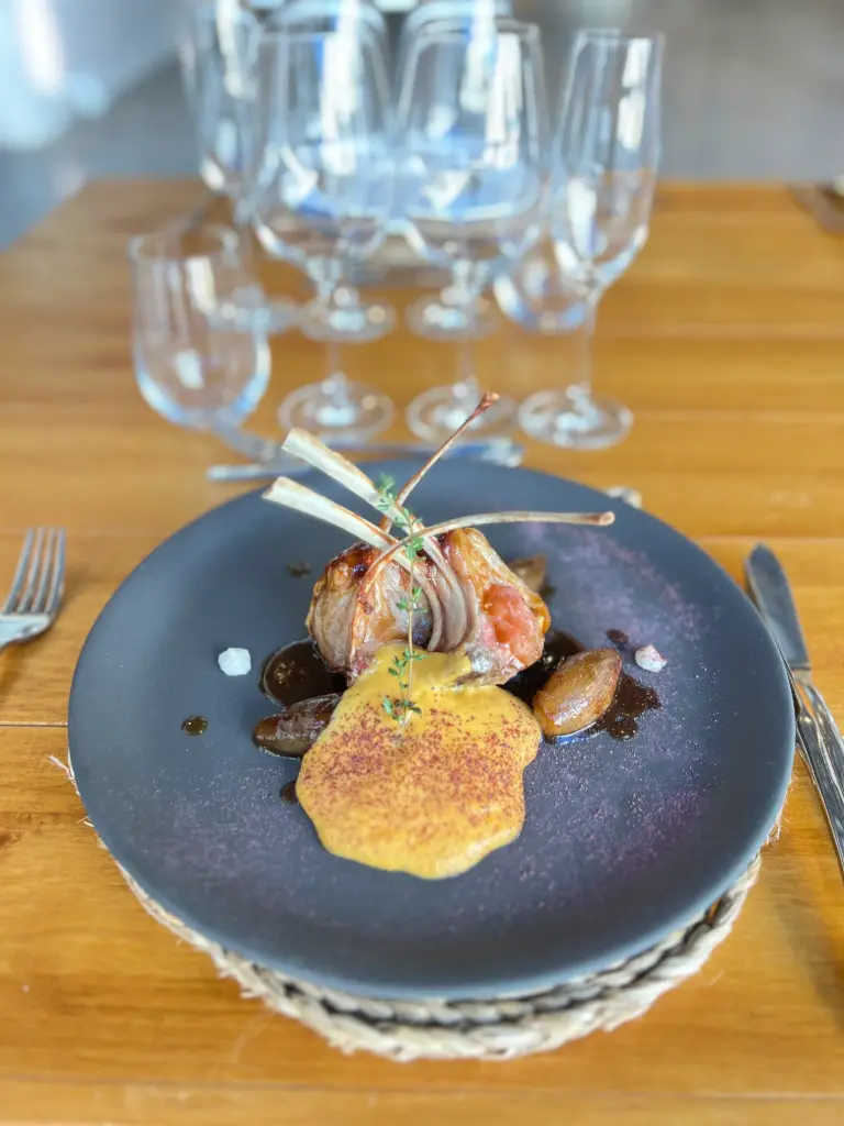 Carré de cordero lechal con aceite de romero, chalotas glaseadas y espuma de boniato asado