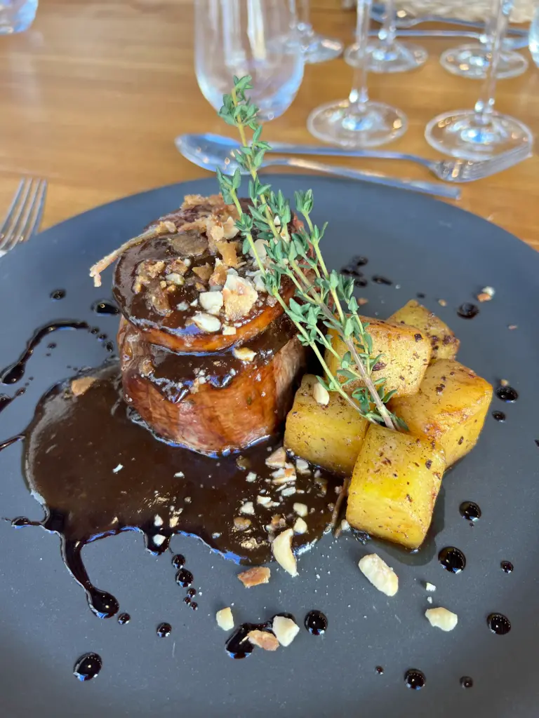 Solomillo de ternera con foie al oporto, polvo de panceta y avellanas garrapiñadas con patatas trufadas