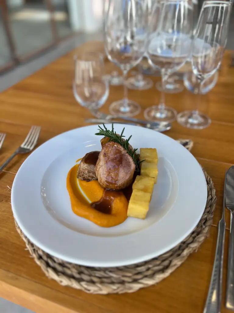 Solomillo de cerdo duroc con dados de patata confitada al romero y cremoso de zanahoria asada