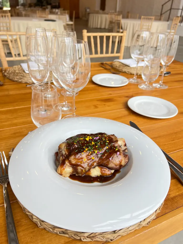 Codillo asado con cremoso de chirivía y vainilla con reducción de su jugo (r)