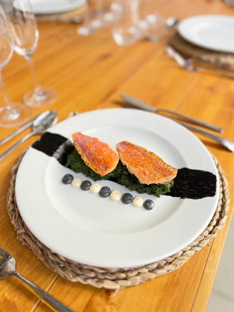 Salmonete a la plancha con risotto de espinacas y tinta de calamar