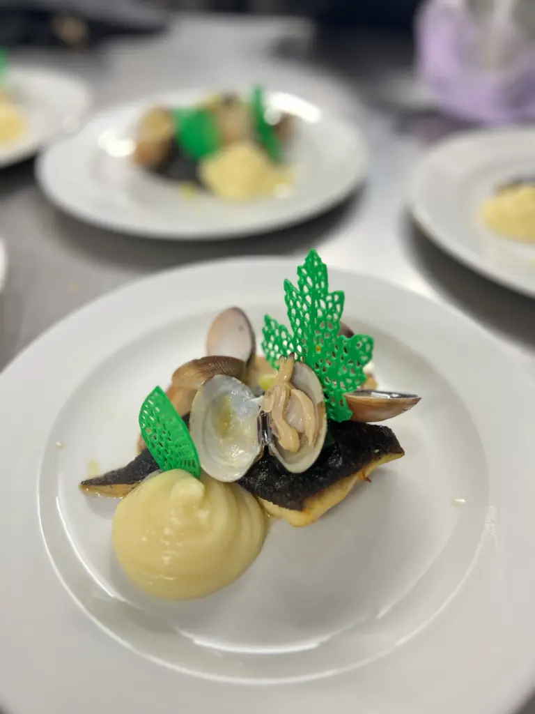 Rodaballo con emulsión de limón, cremoso de patata y almejas de carril