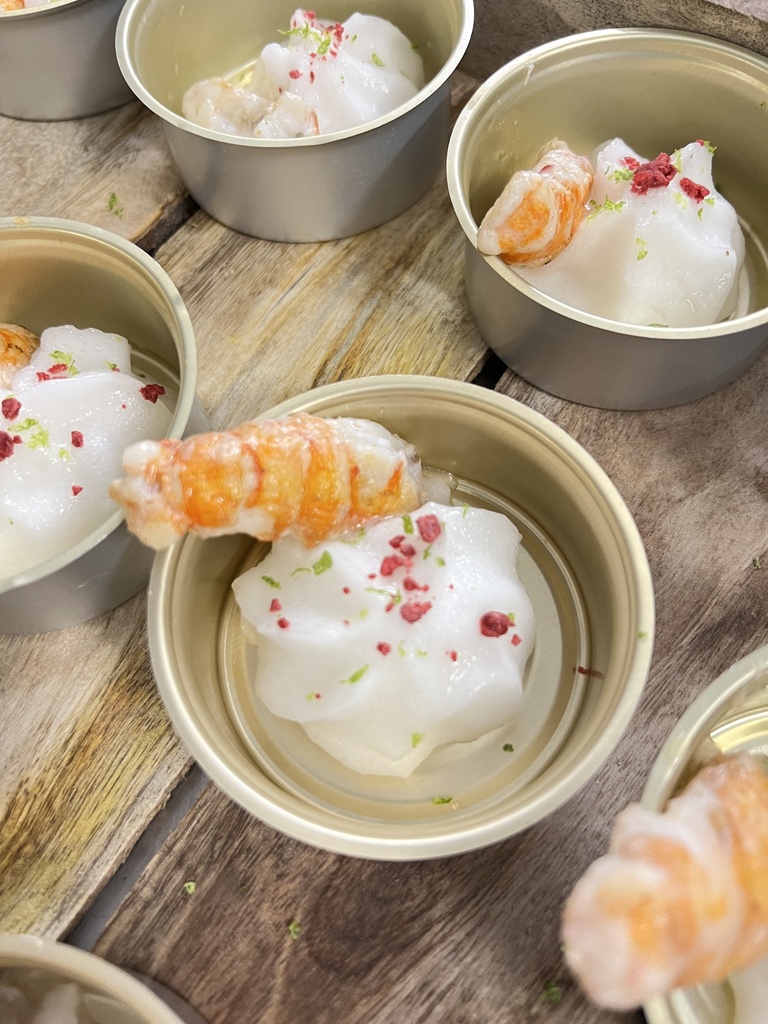 Cigalas sobre espuma de jengibre, lima y pimienta de sichuan con sal frambuesa XS