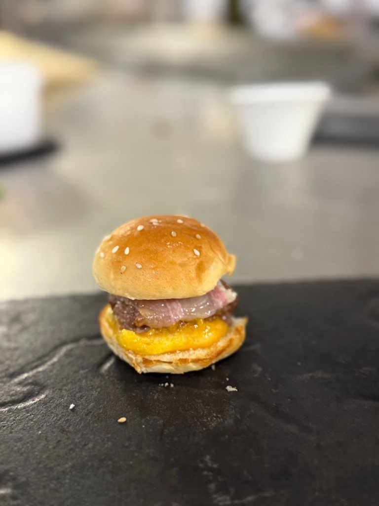 Hamburguesa de chuletón madurado con velo de panceta ibérica y yema de huevo curada