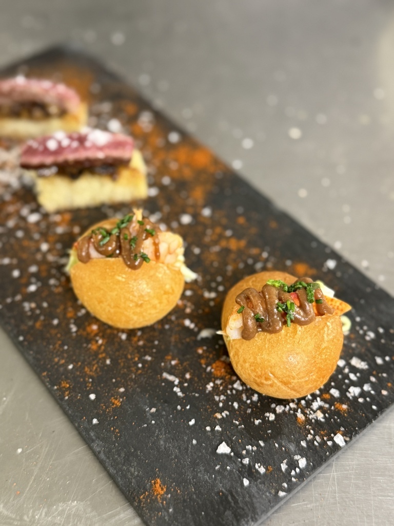 Brioche de bogavante, coleslow y suquet de cangrejo