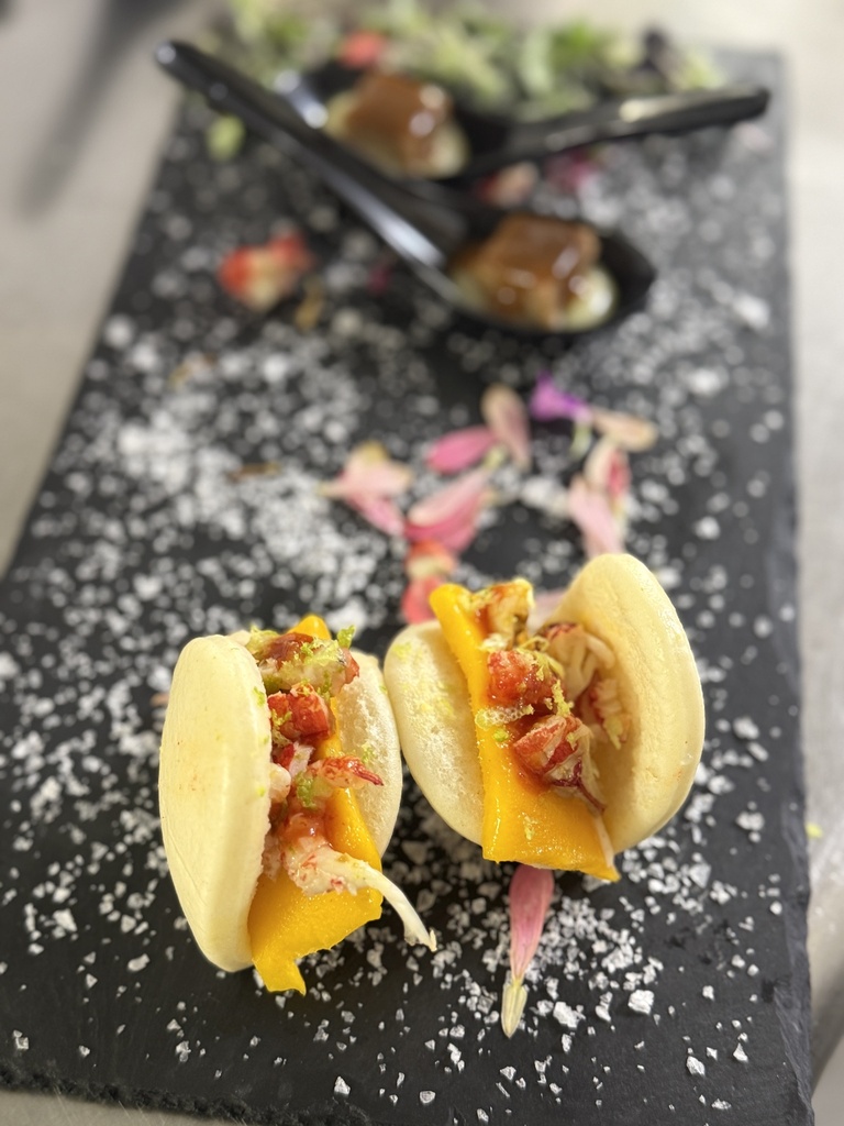 Bao de cangrejo real y mango con Sriracha y lima XS