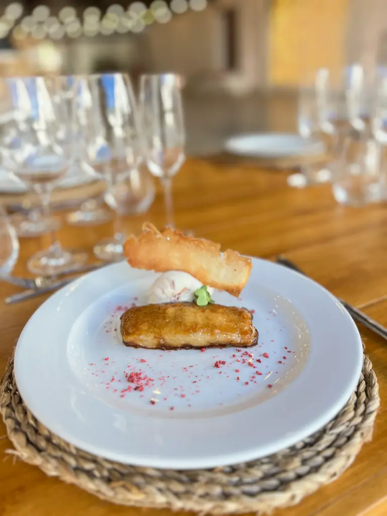 Torrija de horxata con helado de leche merengada y teja de farton (r)