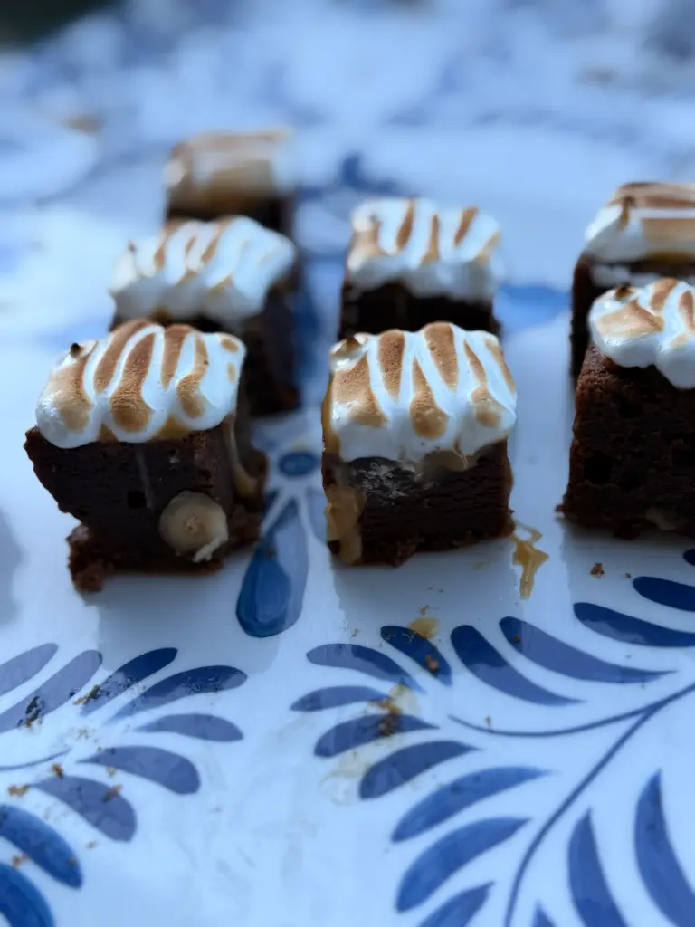 Brownie de cacao con caramelo salado y merengue suizo (r) XS