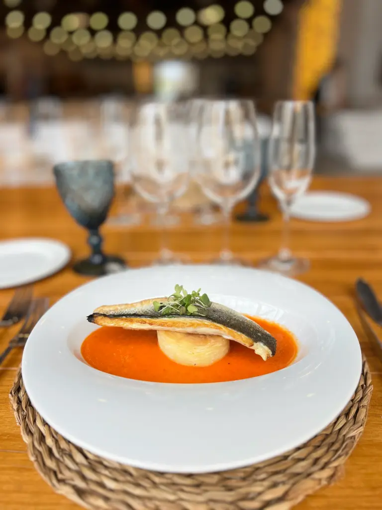 Lubina del mediterraneo en crema de pimientos del piquillo