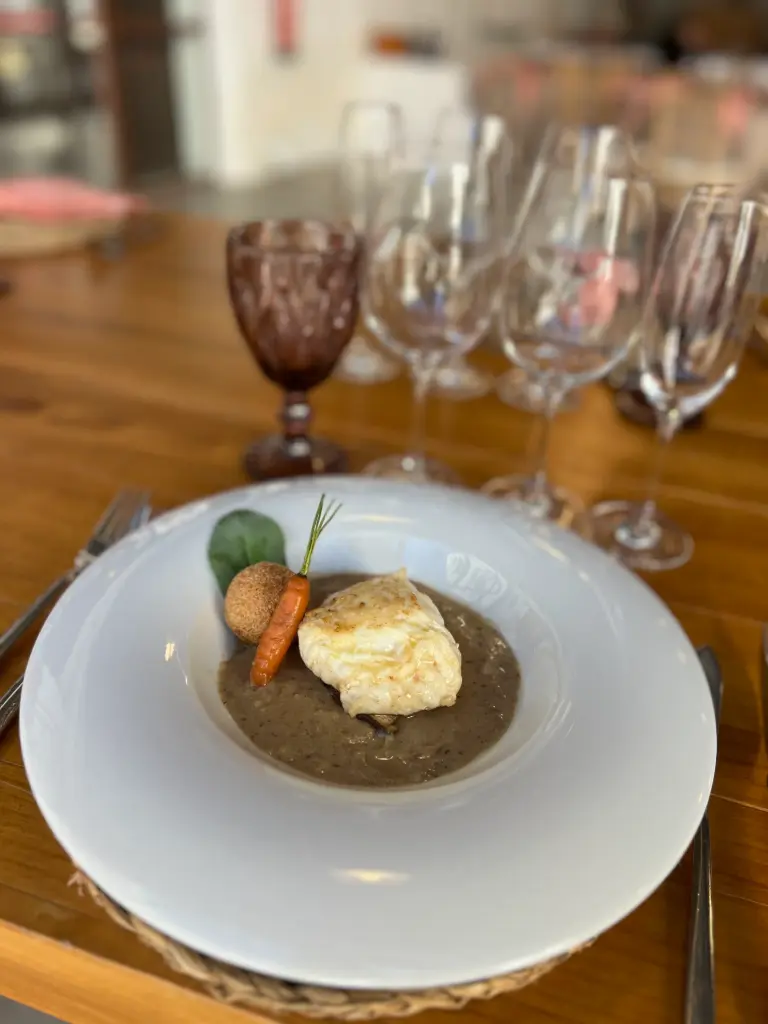 Taco de rape con crema de boletus, panipuri y hoja de ostra