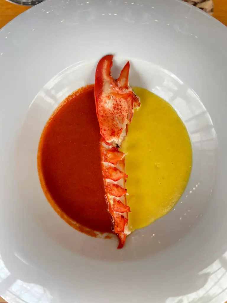 Bogavante en crema bicolor de suquet y maiz dulce