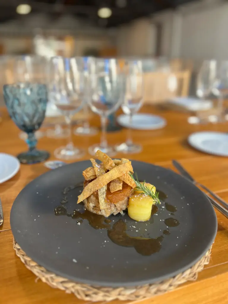 Timbal de paletilla de cordero lechal relleno de manzana y maíz crujiente