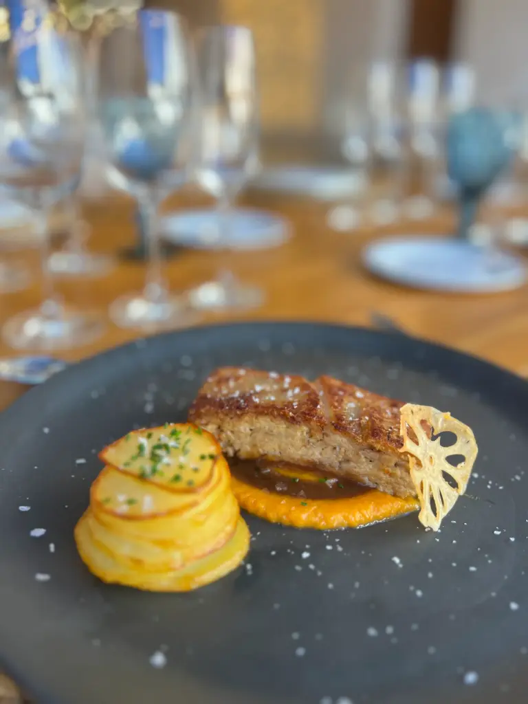 Lingote de cochinillo con cremoso de zanahoria asada y raíz de flor de loto