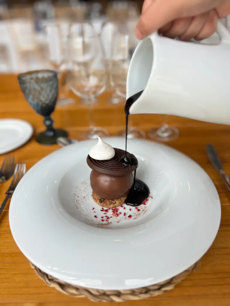 “La bomba de chocolate” Tourbillón en bomba de mousse de chocolate, caramelo salado y galleta con virutas de chocolate