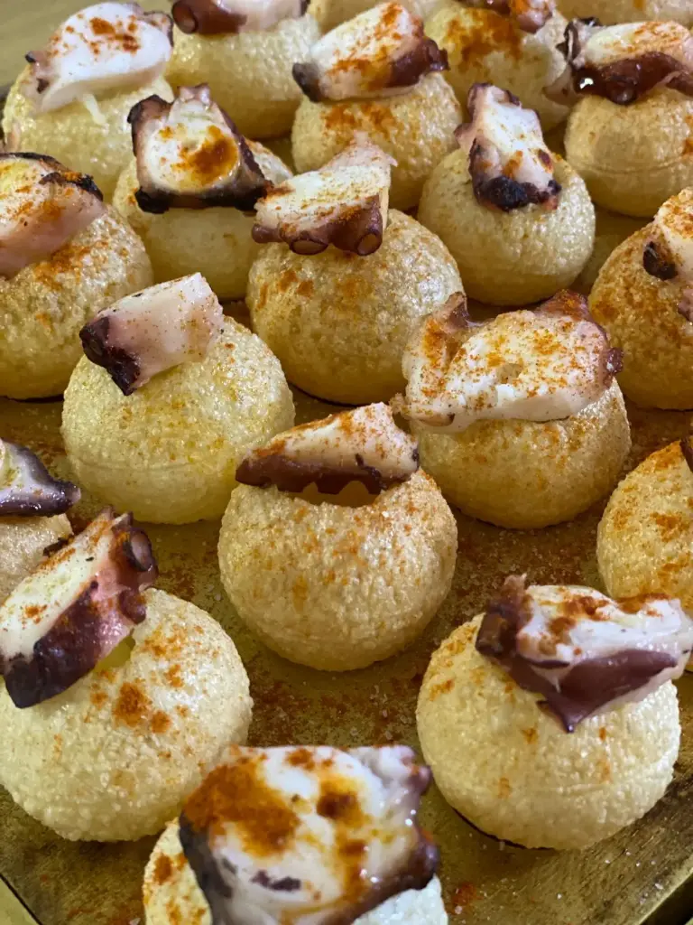 Panipuri de pulpo braseado, parmentier de patata y pimentón de la vera XS