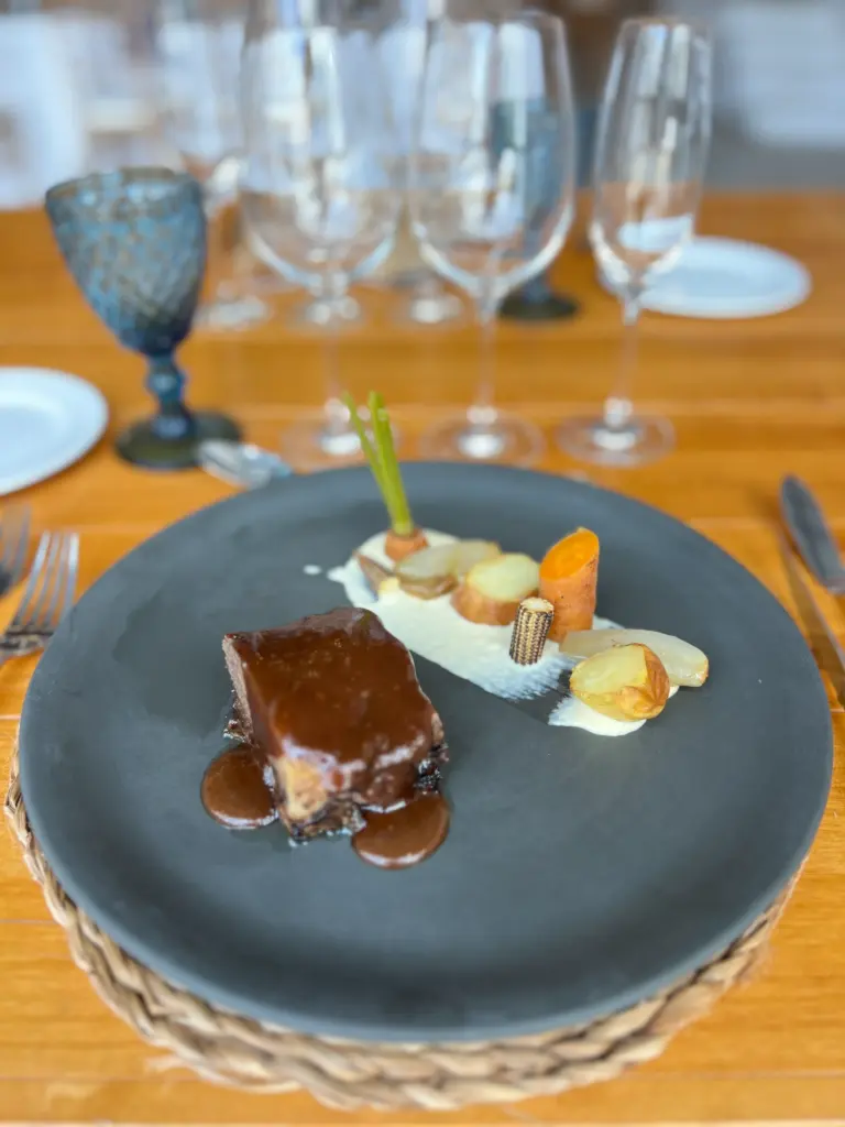 Costillar Black Angus con huerto de verduritas y Vichyssoise  de puerro a la brasa