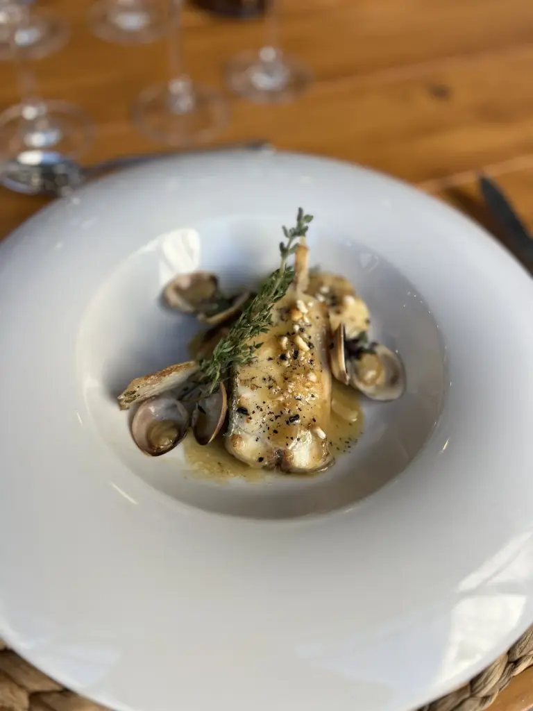 Rodaballo con emulsión de limón y tomillo limonero, almejas y crujiente de avellanas