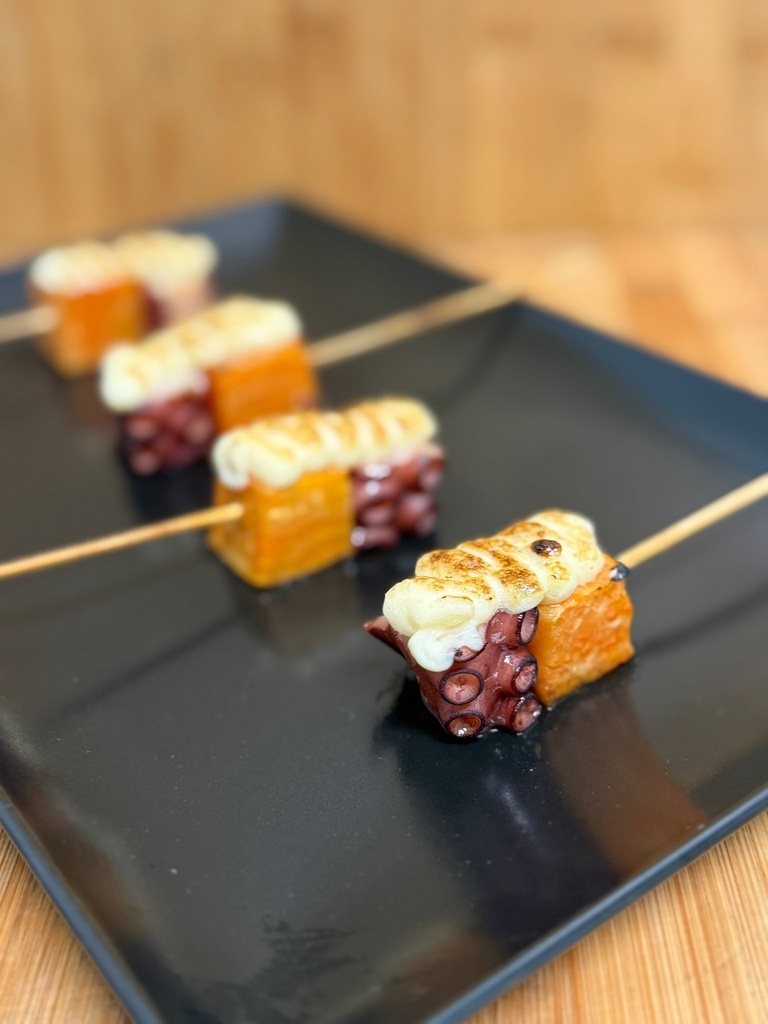 Brocheta de pulpo y calabaza glaseada con allioli de soja y sésamo XS New