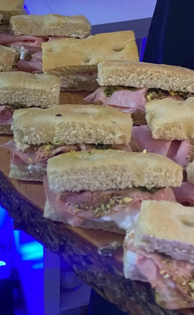 Focaccia siciliana de burrata italiana y pesto casero