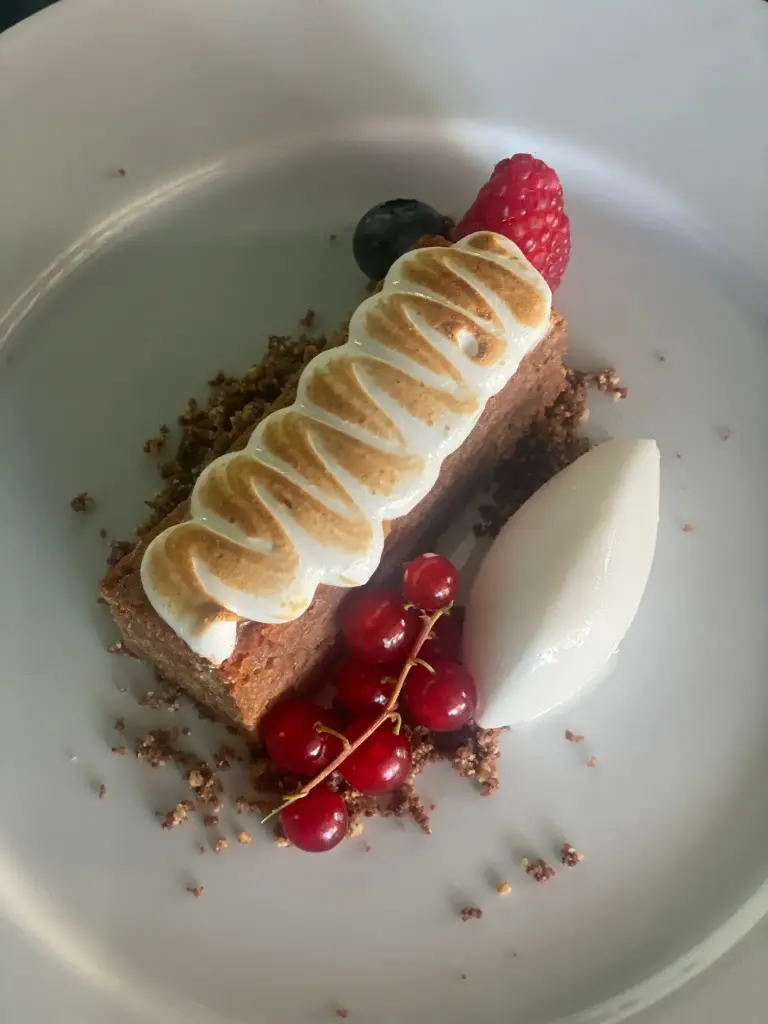 Brownie de cacao con caramelo salado, merengue suizo, helado y sopa de chocolate