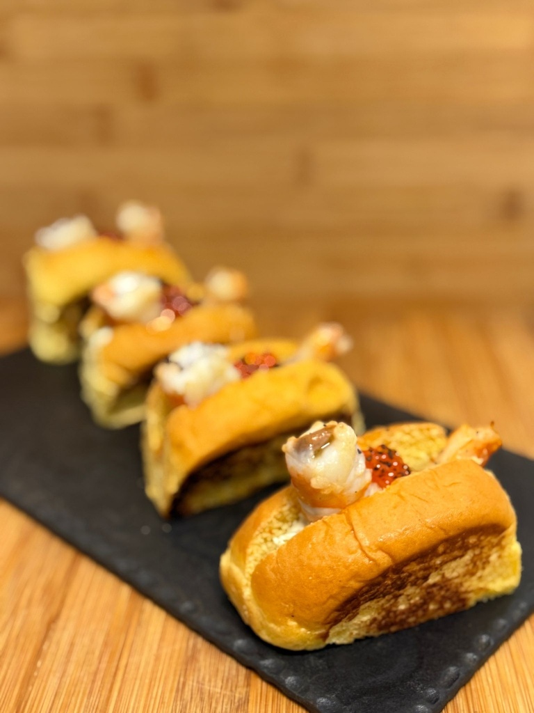Brioche de Gamba, crema de carabineros, salsa tártara y huevas  NEW