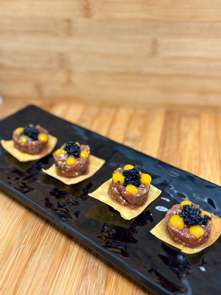Steaktartar con yema curada y perlas de mar