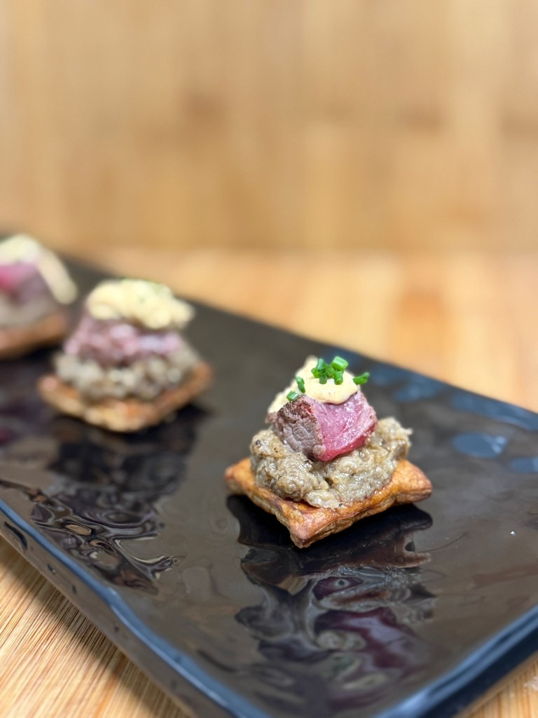 Wellington de solomillo de ternera con douxelle de setas y salsa dijon New