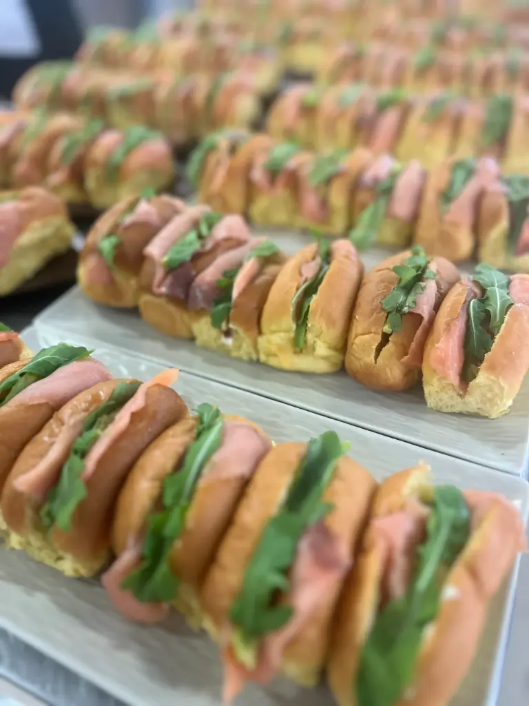 Brioche de salmon con aguacate, queso crema y rucula