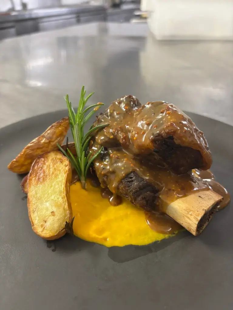 Costillar Black Angus en mostaza antigua, boniato y patata confitada al romero