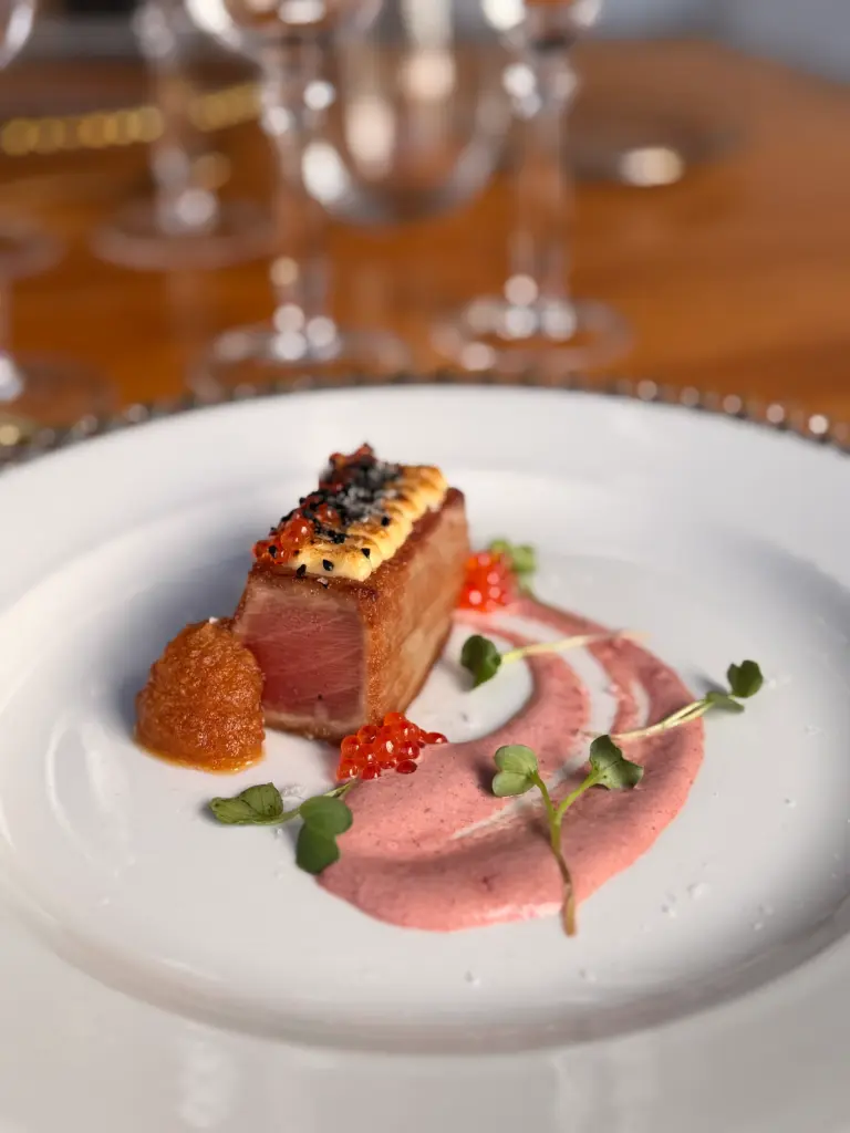 Tataki de atún con allioli gratinado, huevas y lagrima de remolacha con confitura de manzana New