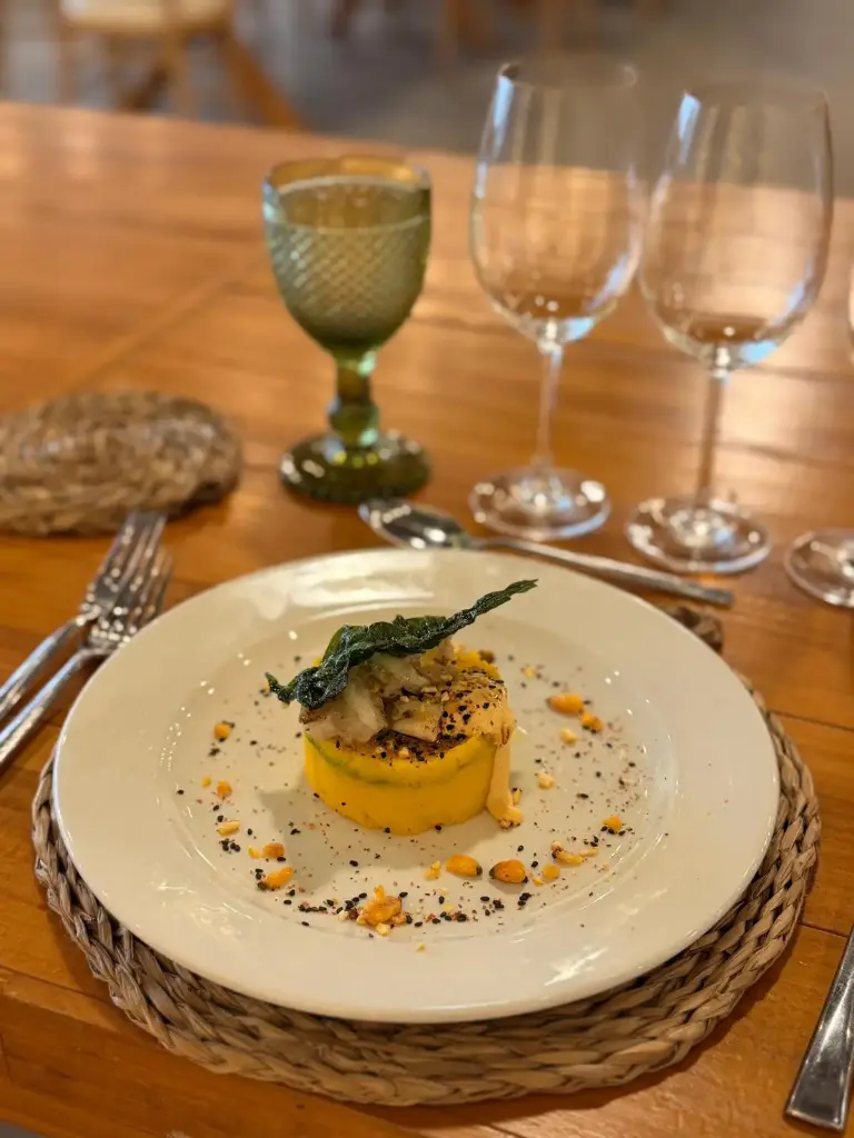 Causa limeña con rodaballo, mahonesa de lima con crujiente de espinaca y kikos New