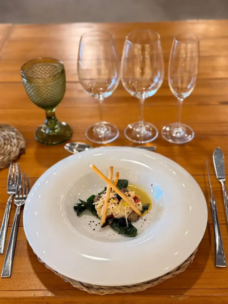 Ensaladilla marina de pulpo con mahonesa de ajo negro y crujiente de espinaca New