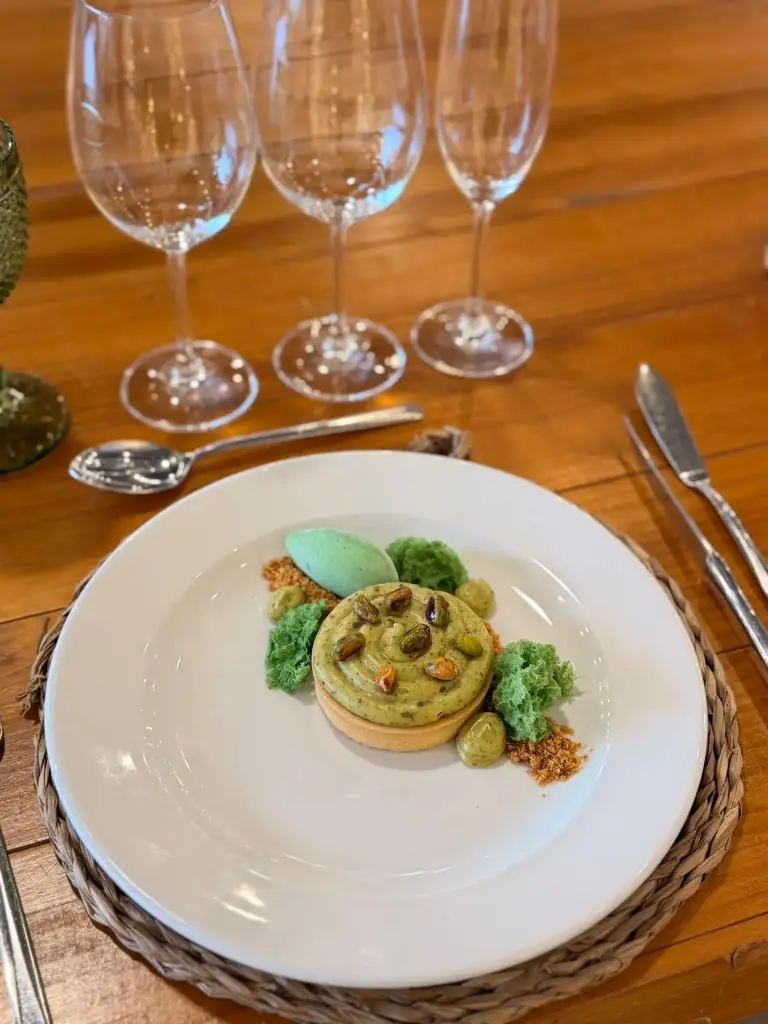 Texturas de pistacho, bizcocho de te matcha y tierra de almendra New