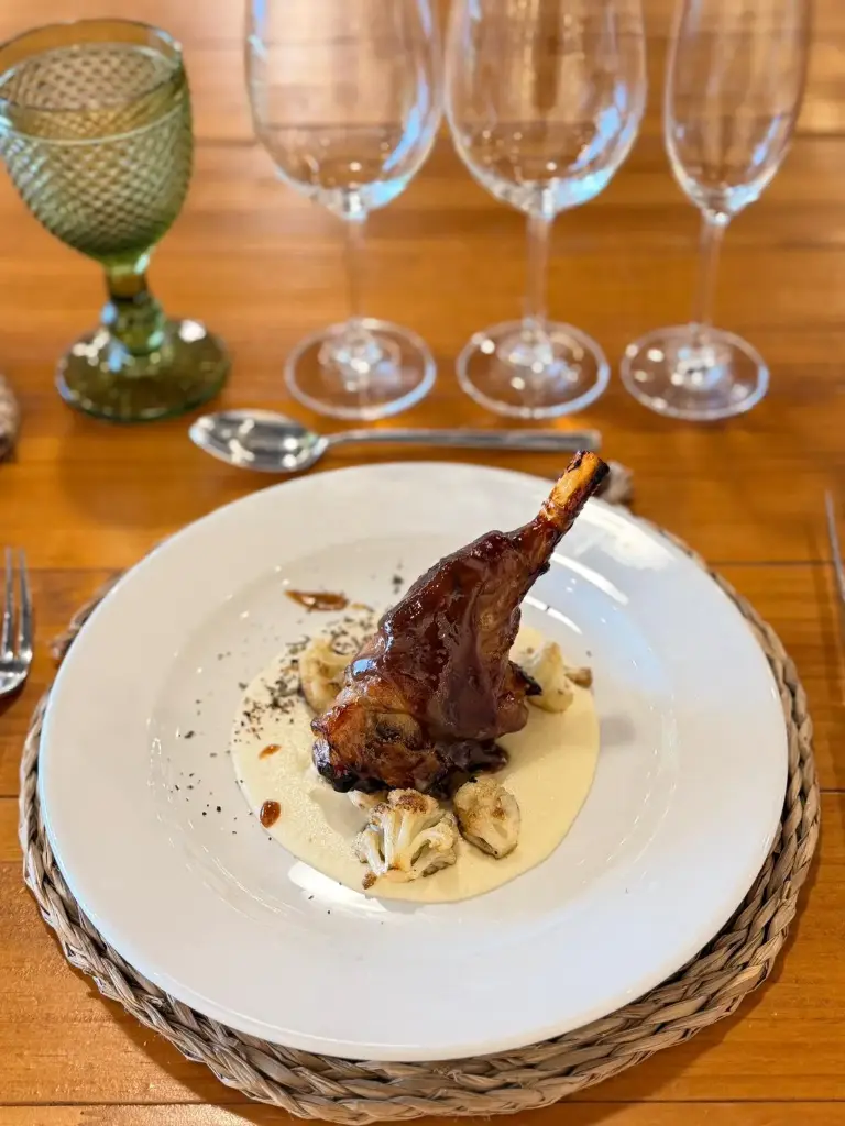 Jarrete de cordero braseado, crema fina de coliflor y hierbas argentinas New