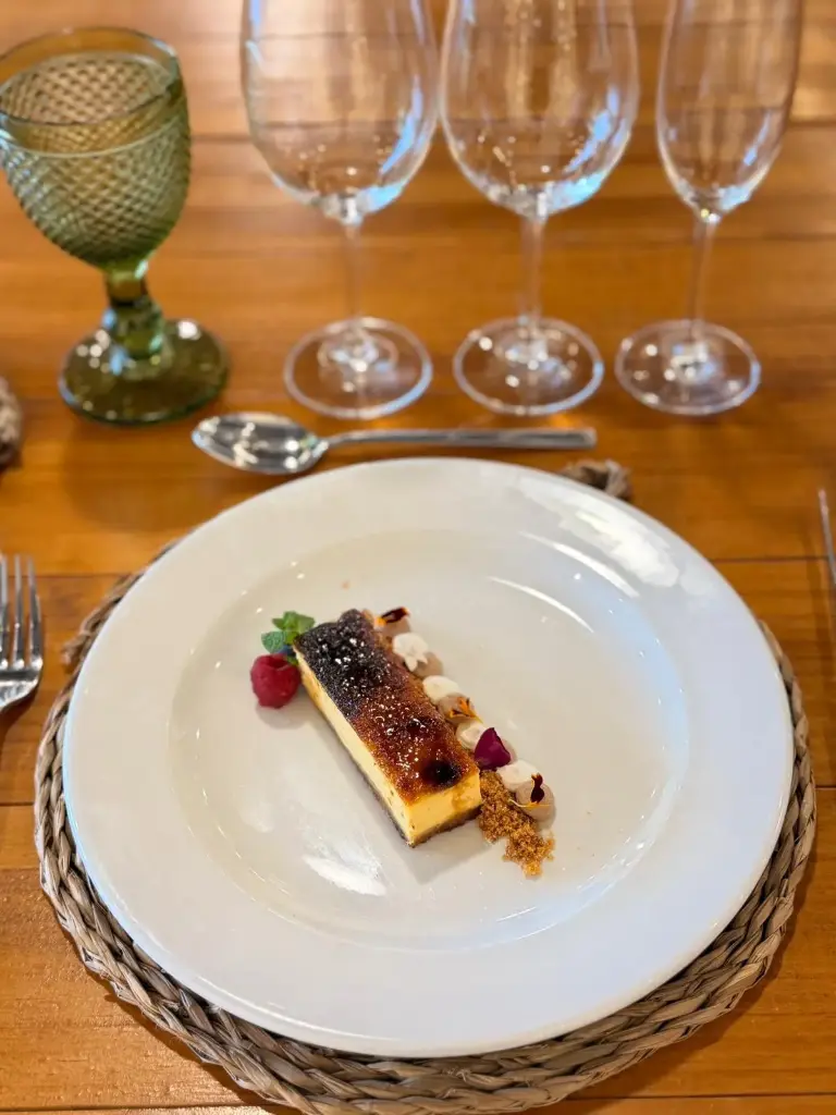 Lingote de Creme brulee flameado con crumble de almendra y mousse de turron New